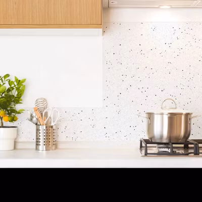 Fond de hotte en aluminium – motif terrazzo blanc et noir – 70×60 cm