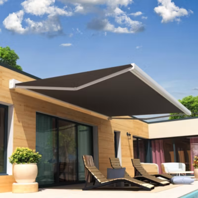 Store banne coffre intégral SOA 4,00×3,00 M (Motorisé Secours à Télécommande – Armature blanc – Toile grise)