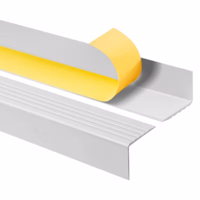Nez de marche PVC 50×42 mm QUEST, profil autocollant antidérapant – 110 cm, gris clair