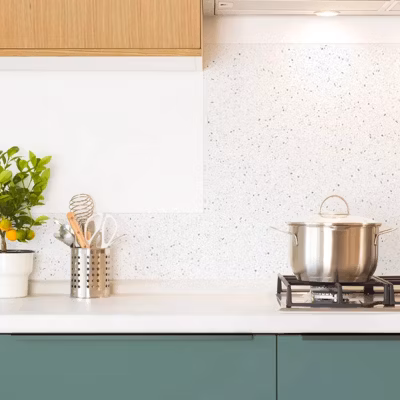 Fond de hotte en aluminium – motif terrazzo blanc et vert – 70×60 cm