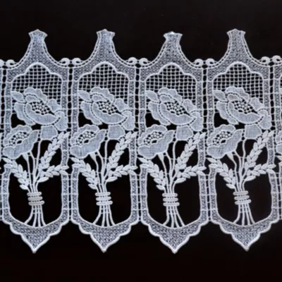Brise bise macramé au bouquet fleuri (30×60 cm – Blanc)