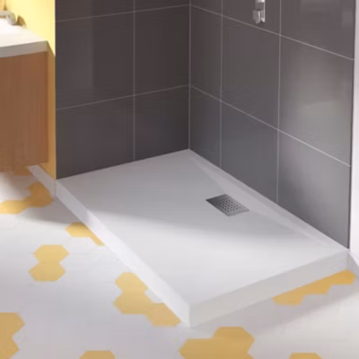 Receveur de douche Kinedo Kinesurf épaisseur 9cm 150×90 blanc antidérapant PN24 grille en inox poli et bonde extra-plate